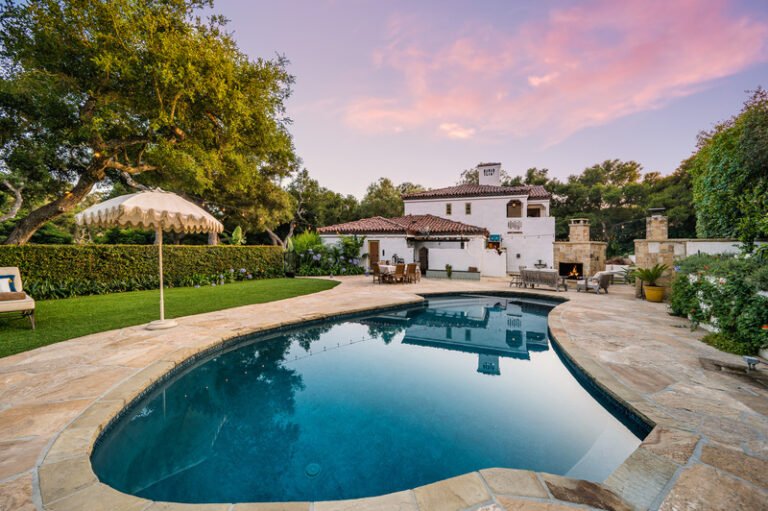 patio trasero de una casa con piscina