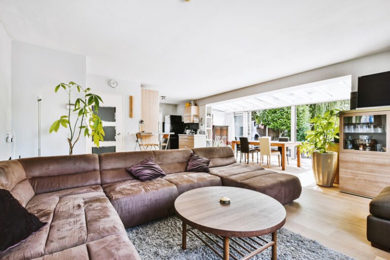 sala dentro de una casa